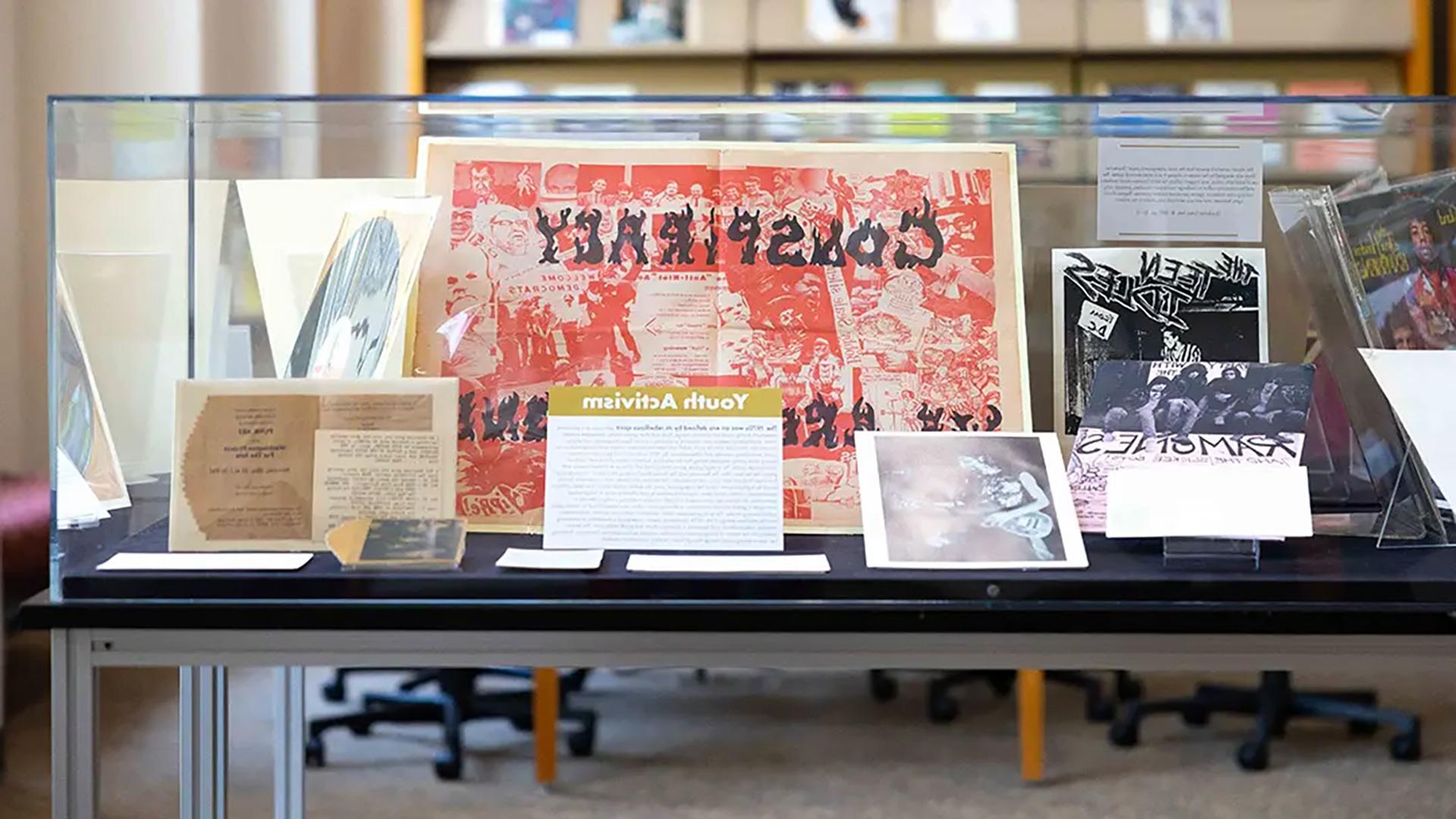 在《反主流文化之声》中,这是米歇尔·史密斯表演艺术图书馆的一个新展览, 参加第一年创新和研究体验项目的本科生从大学档案中选择了反映20世纪70年代音乐的社会和文化主题的物品. (左:来自华盛顿特区的一篇文章.C.(英国的另类报纸《水银时报》).